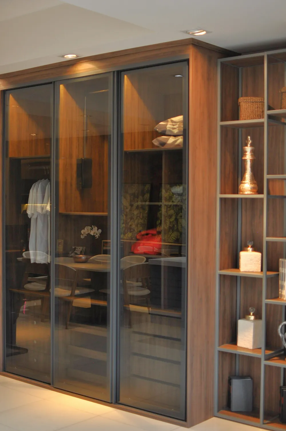 Closet com portas de correr em vidro fume