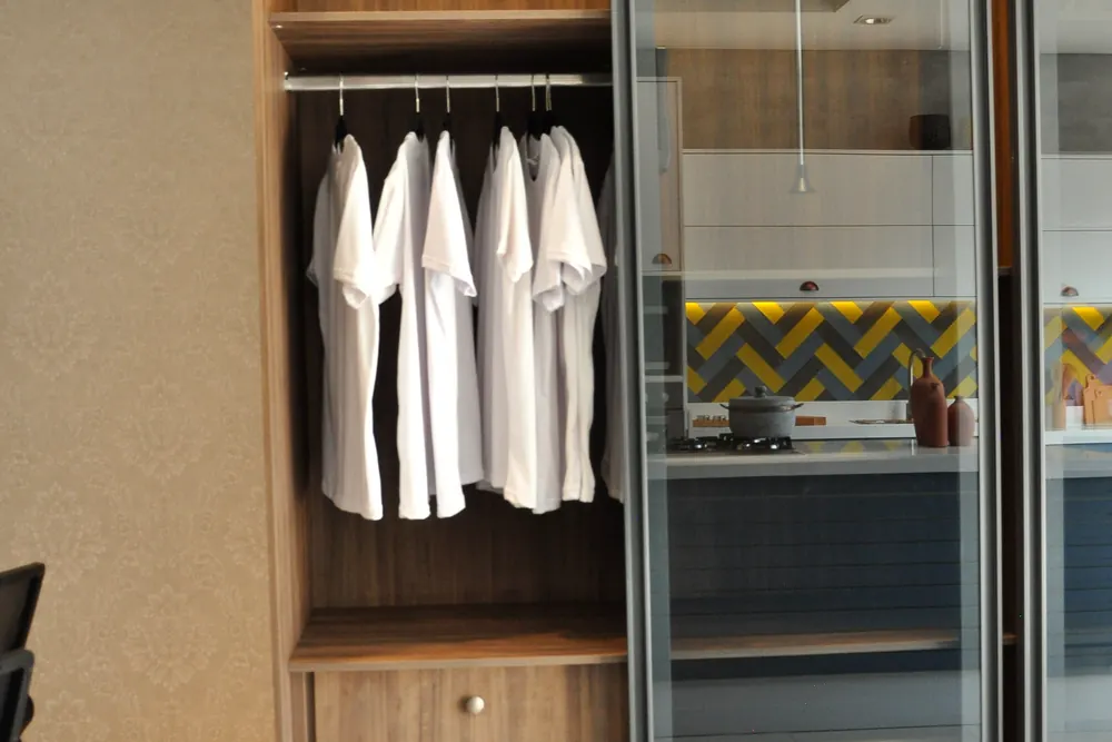 Cabideiro do closet com gaveteiro embutido