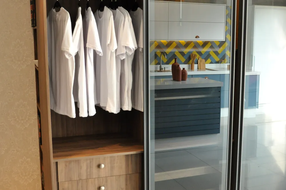 Interior do guarda-roupa com cabideiro, gavetas e prateleiras