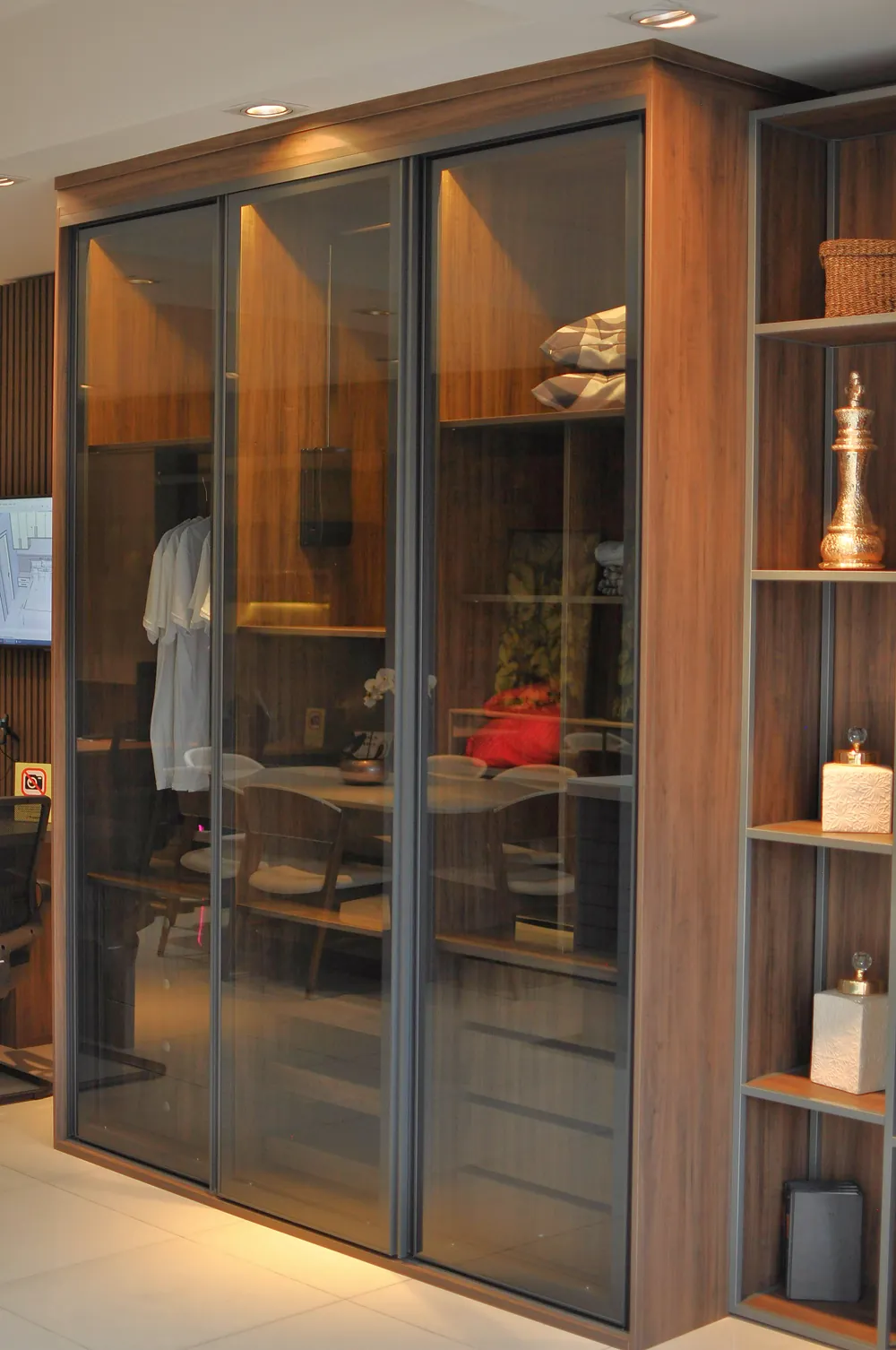 Interior do closet com prateleiras e cabideiro