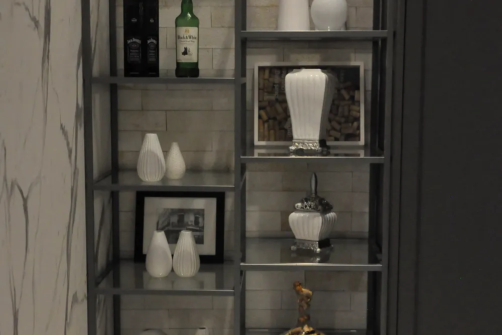 Estante de adega integrada ao living, com iluminação embutida