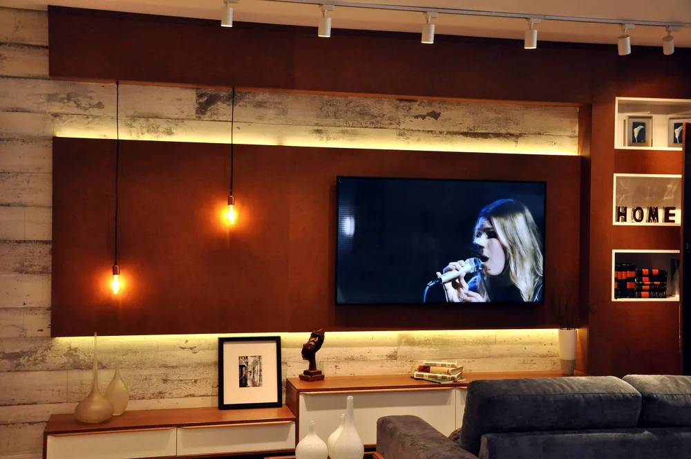 Living com painel de TV