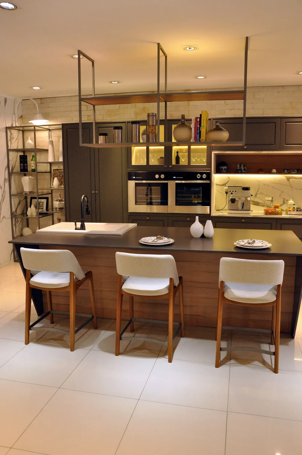 Cozinha com ilha e banquetas