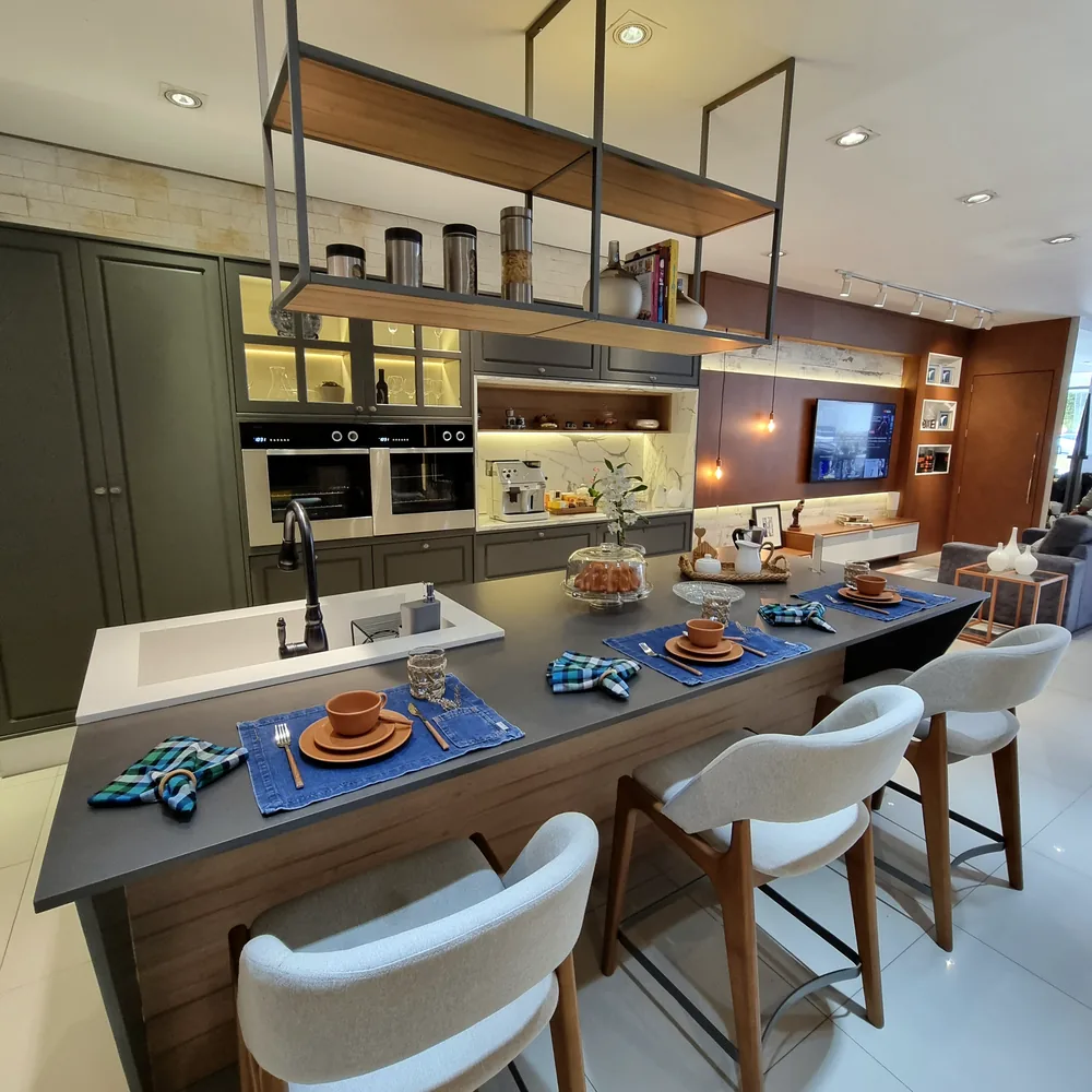 Cozinha entregue — ilha com bancada de refeicao
