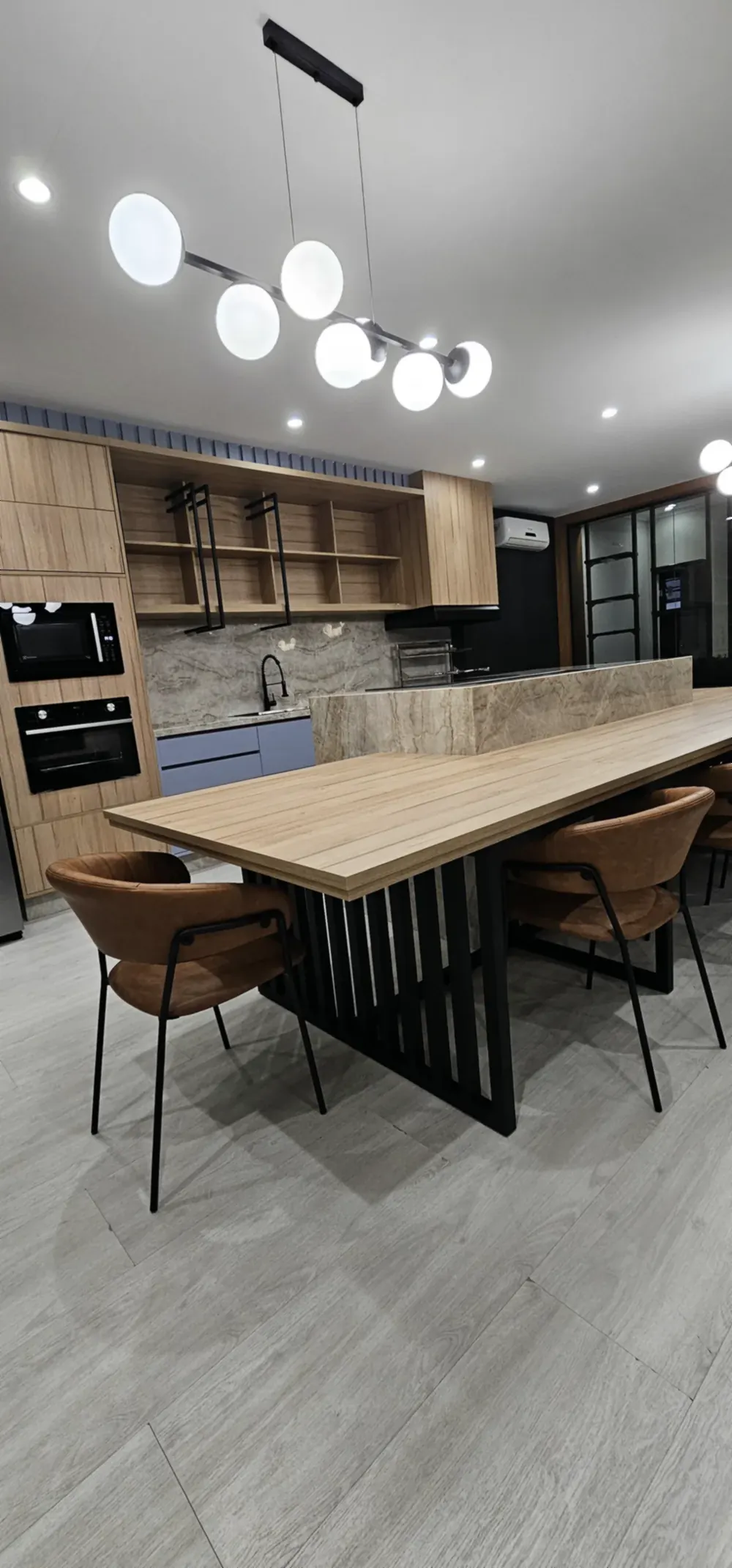 Cozinha integrada com mesa de jantar