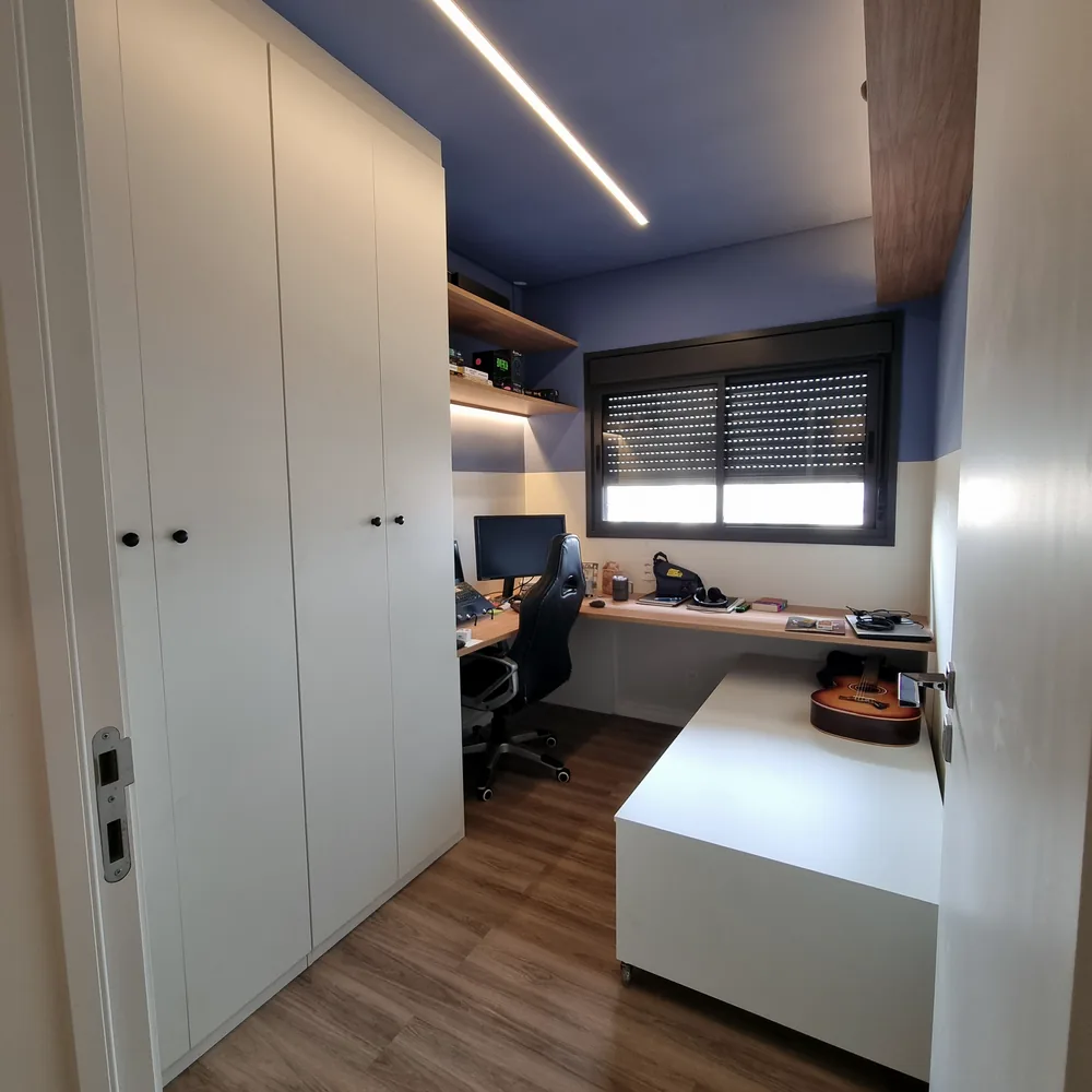 Home office com bancada em L e prateleiras superiores