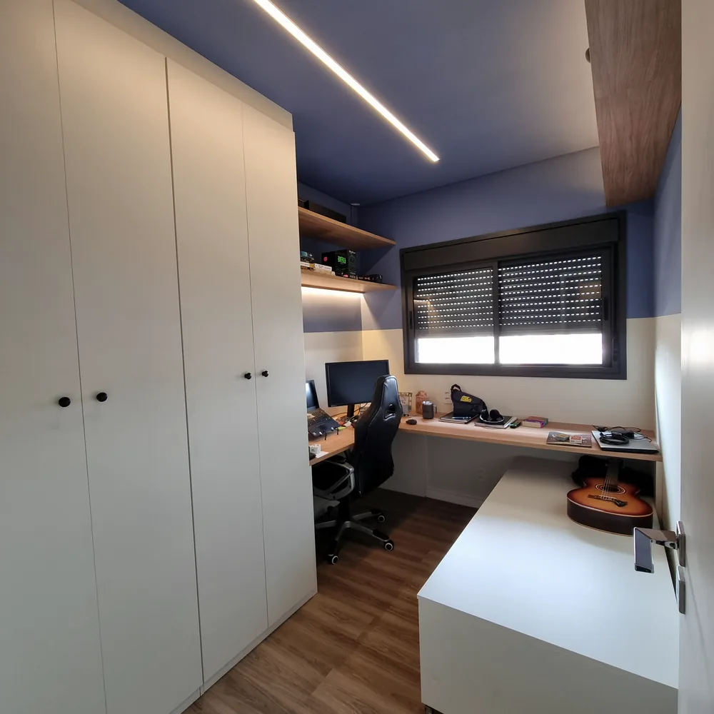 Home office com bancada dupla e estantes