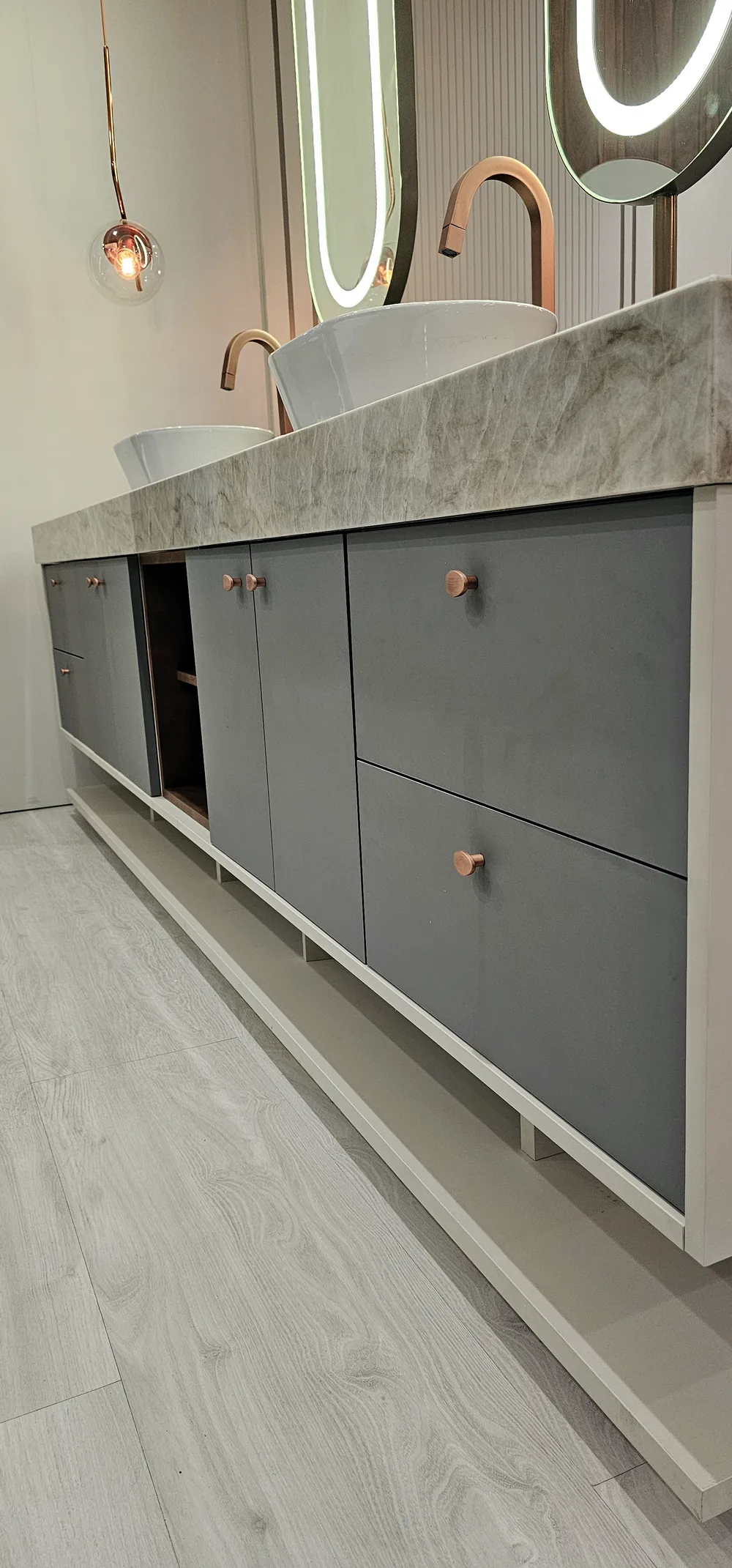 Lavabo com marcenaria sob a bancada
