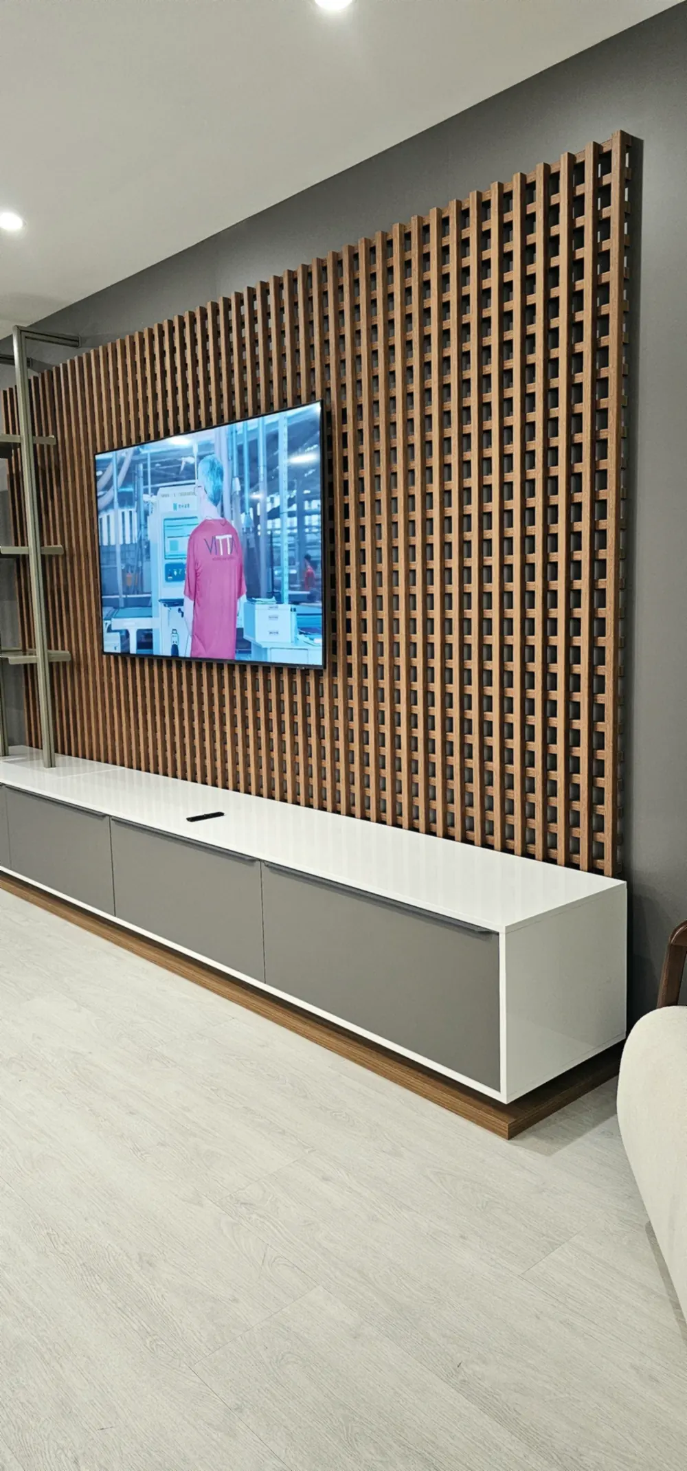 Living com painel ripado e rack suspenso