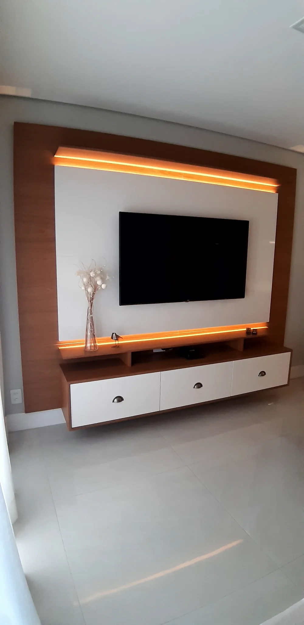 Painel de TV com iluminacao embutida